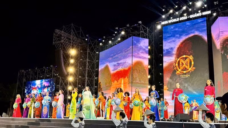 Màn trình diễn áo dài của các thí sinh tại Cuộc thi Miss World lần thứ 73. (Ảnh: QUANG THỌ)