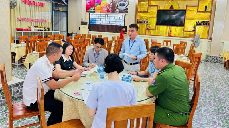 Lực lượng chức năng của phường Bãi Cháy tiến hành kiểm tra một cơ sở kinh doanh dịch vụ, du lịch trên địa bàn.
