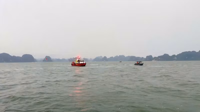 Các lực lượng chức năng khẩn trương triển khai công tác cứu hộ, cứu nạn.