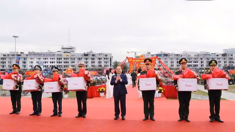 Bí thư Tỉnh ủy Quảng Ninh Quản Minh Cường tặng quà, chúc mừng các đơn vị nhận quân.