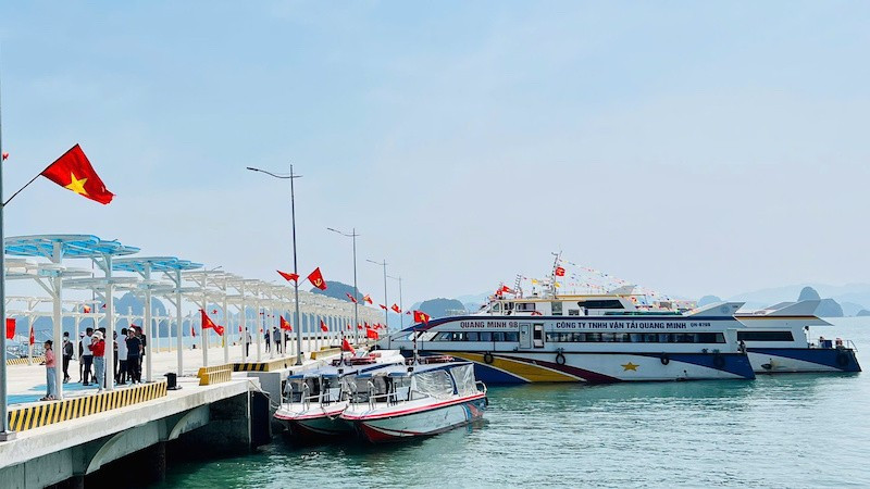 Tàu chở khách tham quan Vịnh Bái Tử Long neo đậu tại bến cảng quốc tế Ao Tiên. anh-ao-tien.jpg