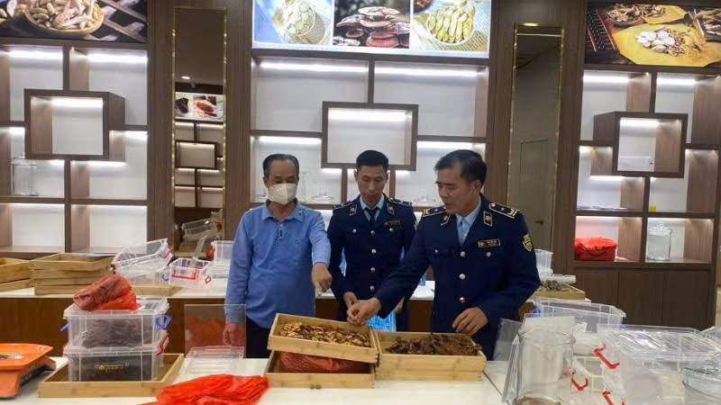 Lực lượng Quản lý thị trường Quảng Ninh kiểm tra cơ sở kinh doanh của ông Trần Hữu Quyền ở phường Móng Cái 2.