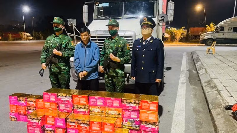 Đối tượng Dân cùng tang vật và phương tiện bị lực lượng Biên phòng Quảng Ninh bắt giữ.