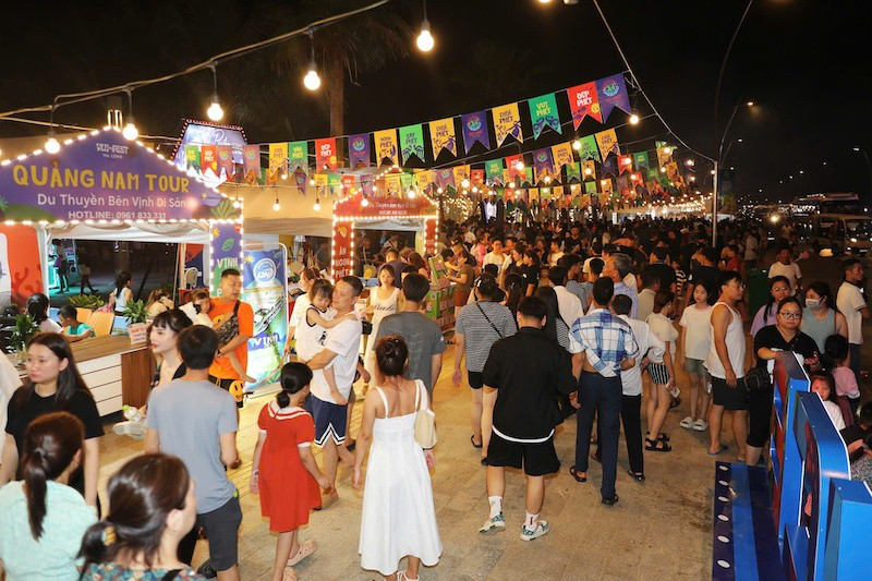 Phiên bản chợ đêm Vui-Fest mang đến sự khác biệt cho du khách và nhân dân trong dịp nghỉ cuối tuần. phaos-hoa-4.jpg