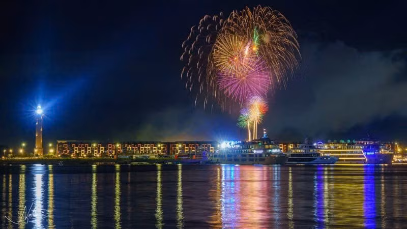 Chương trình trình diễn pháo hoa bên bờ Vịnh Hạ Long hứa hẹn thu hút đông đảo du khách và nhân dân.