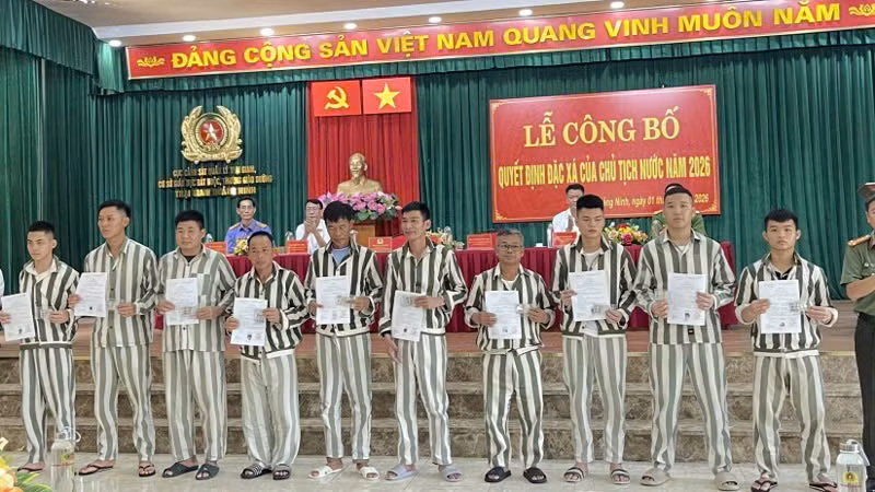 Đồng chí Hoàng Công Thủy và lãnh đạo Cục An ninh điều tra (Bộ Công an) trao Quyết định đặc xá của Chủ tịch nước cho các phạm nhân.