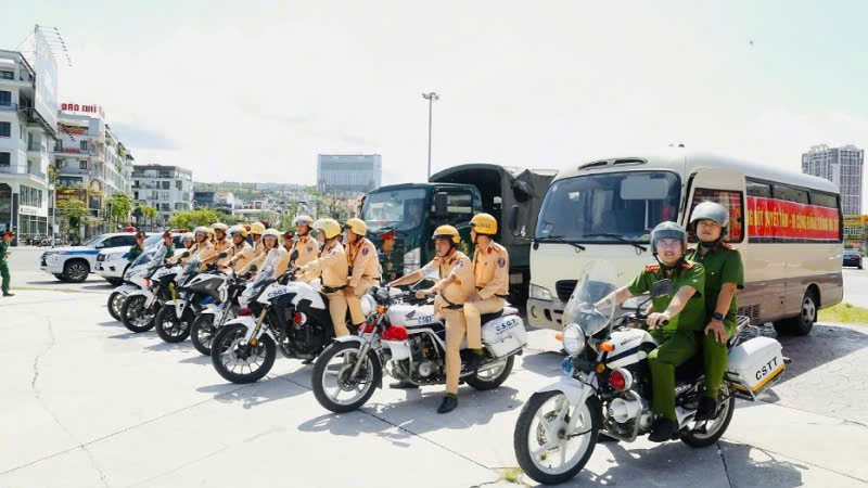 Các lực lượng tham gia tuần hành sau lễ mít-tinh. mt-6.jpg