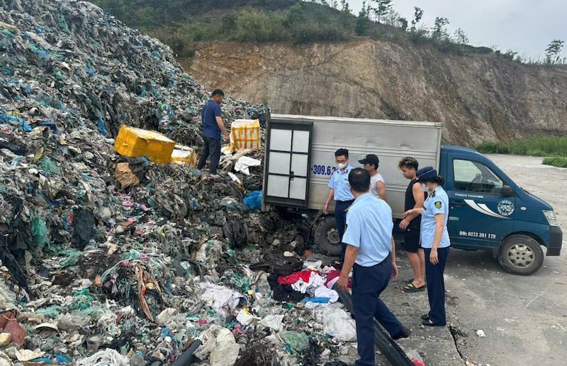 Lực lượng chức năng tiến hành tiêu hủy hơn 2 tấn thực phẩm không rõ nguồn gốc, xuất xứ. tieu-huy-hon-2-tan-thuc-pham.jpg