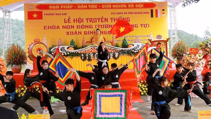 Màn biểu diễn võ thuật tại lễ khai hội.