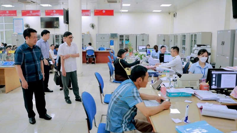 Lãnh đạo Ủy ban Kiểm tra Tỉnh ủy Quảng Ninh kiểm tra công tác vận hành đơn vị hành chính mới ở thành phố Đông Triều. 2.jpg
