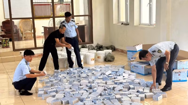 Kiểm đếm thuốc tân dược bị thu giữ.