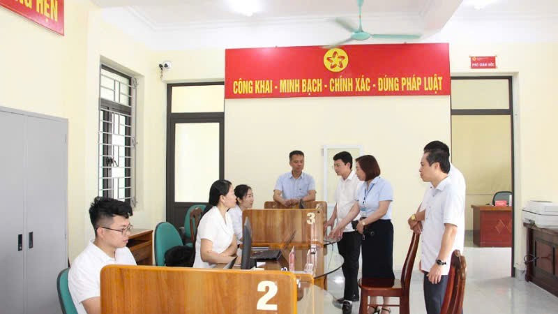 Lãnh đạo thị xã Quảng Yên kiểm tra tại Trung tâm Phục vụ hành chính công tại phường Phong Cốc. 6.jpg