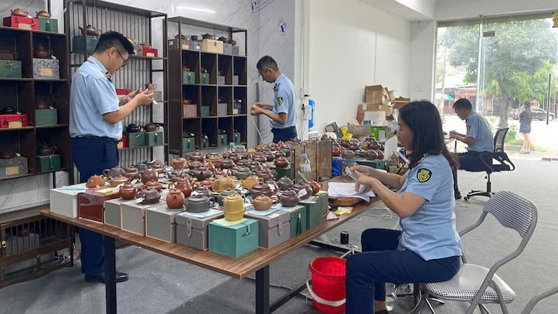 Đội Quản lý thị trường số 1 thu giữ hơn 100 ấm trà Tử Sa không có nguồn gốc, xuất xứ. anh-tra.jpg