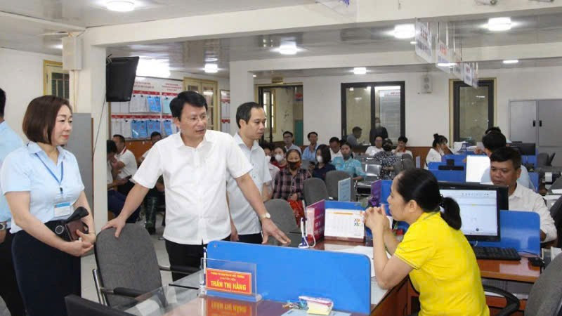 Lãnh đạo thị xã Quảng Yên kiểm tra công tác vận hành Trung tâm phục vụ hành chính công xã theo mô hình chính quyền địa phương hai cấp. 4.jpg
