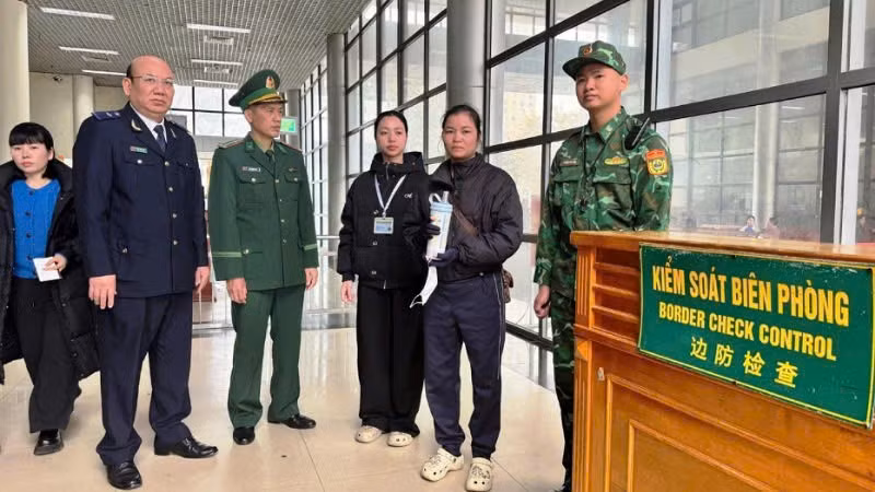 Đối tượng Nhài cùng tang vật tại bục kiểm soát nhập cảnh cửa khẩu quốc tế Móng Cái, Quảng Ninh.