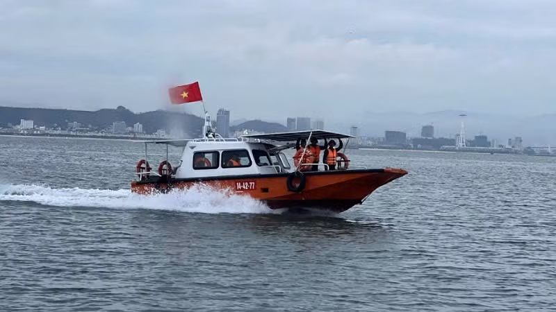 Tàu quân y và các xuồng cơ động của Bộ Chỉ huy Quân sự tỉnh Quảng Ninh tuần tra 24/24 giờ trên Vịnh Hạ Long. (Ảnh: QMG)