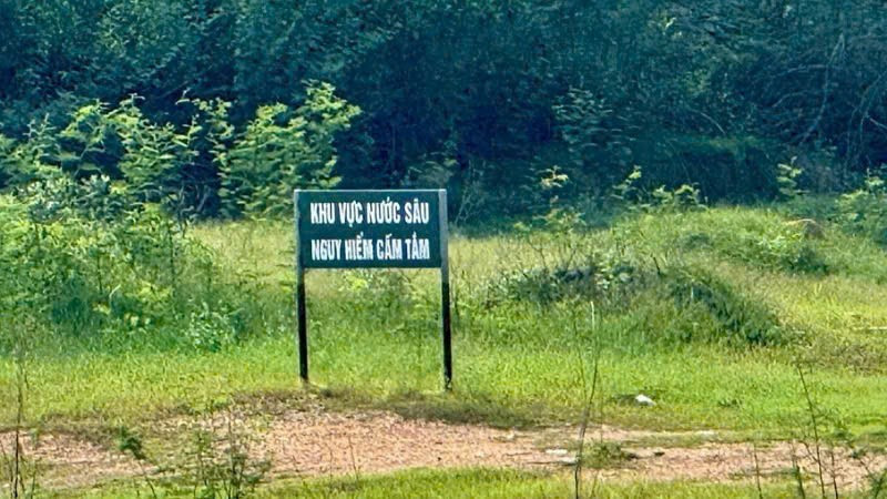 khu vực xung quanh hồ đã được cắm biển cảnh báo nguy hiểm. mk-5.jpg