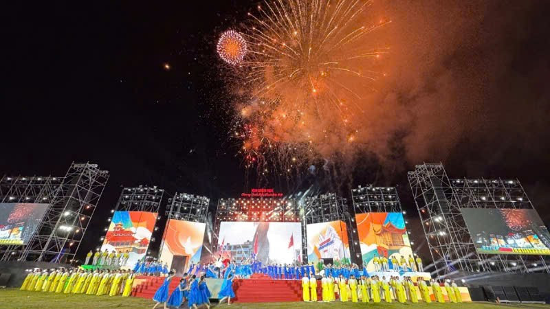 Màn pháo hoa rực rỡ, chào mừng chính quyền địa phương 2 cấp đi vào vận hành. ph-8.jpg