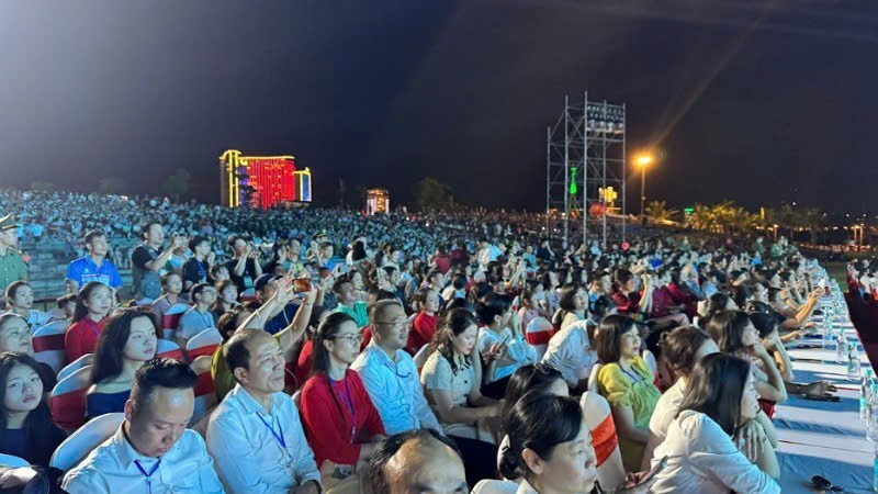 Đông đảo người dân đến tham dự và theo dõi Chương trình. ph-4.jpg