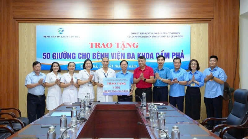 Lãnh đạo Công ty Kho vận và Cảng Cẩm Phả-Vinacomin và Văn phòng đại diện Báo Nhân Dân tại Quảng Ninh trao tặng giường bệnh cho Bệnh viện Đa khoa cẩm Phả. bv-1.jpg