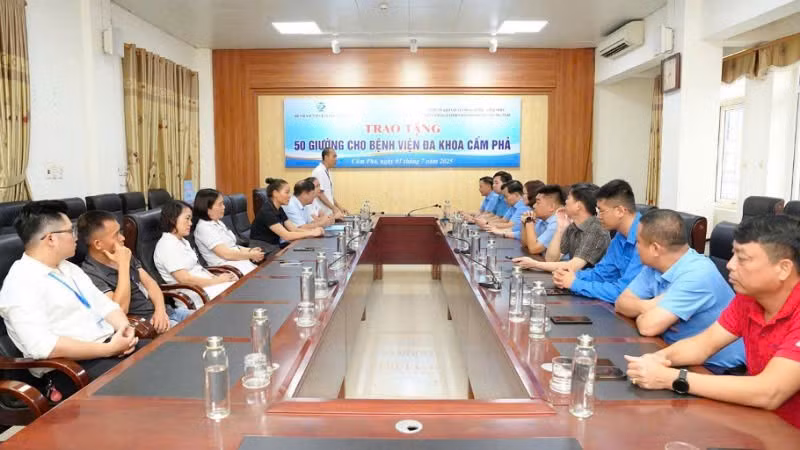 Quang cảnh buổi trao tặng giường bệnh cho Bệnh viện Đa khoa Cẩm Phả.