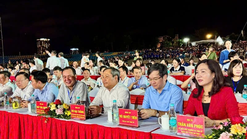 Lãnh đạo tỉnh Quảng Ninh tham dự Chương trình nghệ thuật. ph-3.jpg