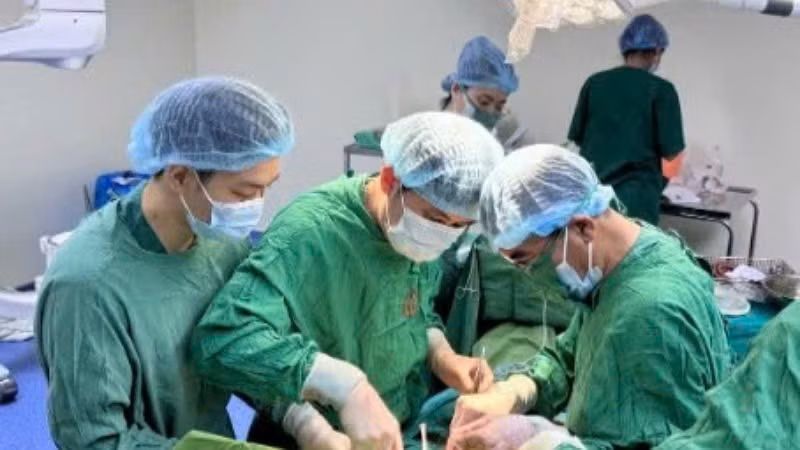 Kíp phẫu thuật nhanh chóng tiến hành xử lý cho người bệnh.