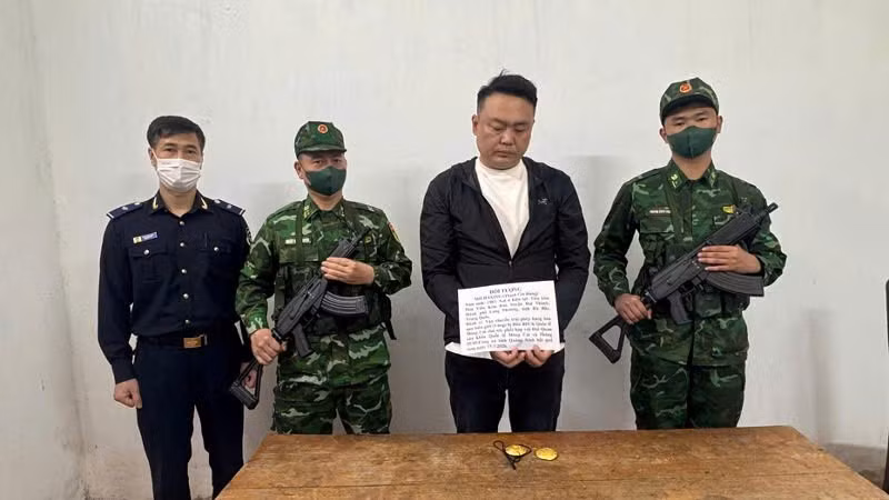 Đối tượng SHI JIAXING (Thạch Gia Hưng) cùng tang vật tại Đồn Biên phòng cửa khẩu quốc tế Móng Cái.
