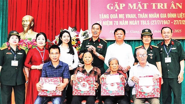 Ban Chấp hành Hội trao quà, sổ tiết kiệm tặng các thân nhân liệt sĩ. (Ảnh TRUNG ANH)