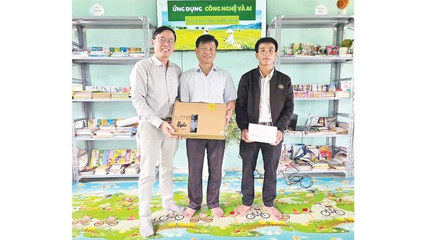 Trao tặng máy tính xách tay và máy tính bảng cho Thư viện thôn Long Năng.