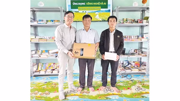 Trao tặng máy tính xách tay và máy tính bảng cho Thư viện thôn Long Năng.