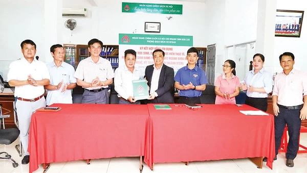 Phòng giao dịch Ngân hàng Chính sách xã hội Cư M’gar ký kết hợp đồng tín dụng và giải ngân vốn vay theo Quyết định số 29/2025/QĐ-TTg cho hộ ông Vũ Lê Mai ở tổ dân phố 8, xã Quảng Phú.