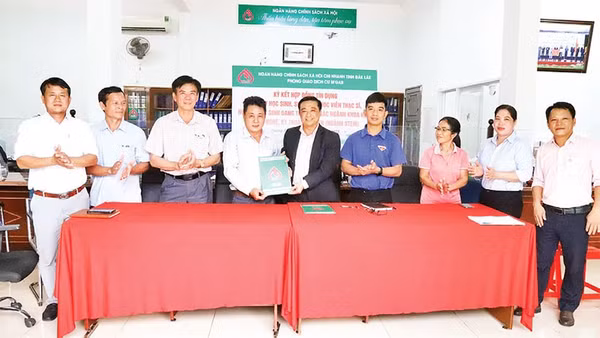 Phòng giao dịch Ngân hàng Chính sách xã hội Cư M’gar ký kết hợp đồng tín dụng và giải ngân vốn vay theo Quyết định số 29/2025/QĐ-TTg cho hộ ông Vũ Lê Mai ở tổ dân phố 8, xã Quảng Phú.