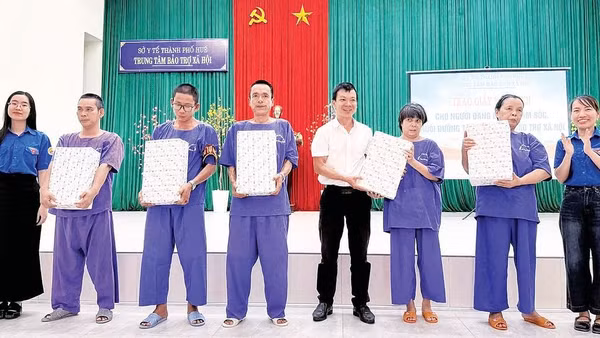 Trao quà cho những người đang được nuôi dưỡng, chăm sóc tại Trung tâm Bảo trợ xã hội thành phố Huế.
