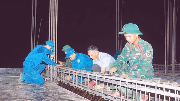 Lực lượng vũ trang tỉnh Quảng Trị hỗ trợ xây dựng các trường học vùng biên giới tranh thủ làm việc vào ban đêm.