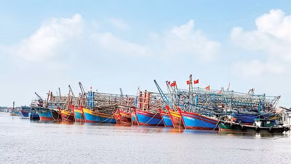Cửa biển Cửa Việt bị bồi lấp khiến ngư dân gặp khó khăn.