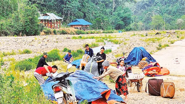 Một phần diện tích ở thôn Ruộng bị lũ cuốn trôi đất màu, trơ sỏi đá.