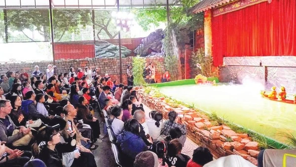 Lượng khách đến Hoàng thành Thăng Long đông là tín hiệu vui, nhưng cũng phát sinh nhiều bất cập.