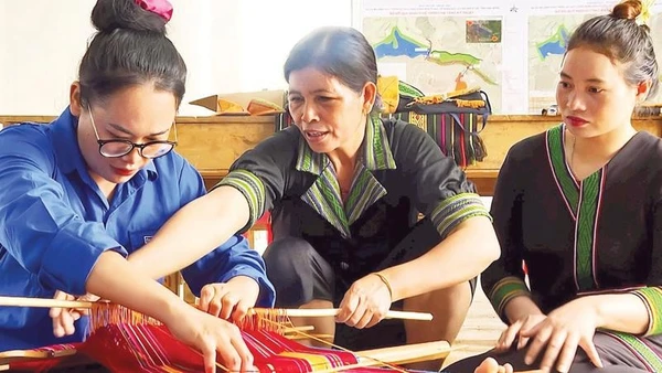 Nghệ nhân H'Yon (giữa) tỉ mỉ truyền dạy cho các học viên về cách tạo hoa văn trên nền thổ cẩm truyền thống của người M'nông bản địa.