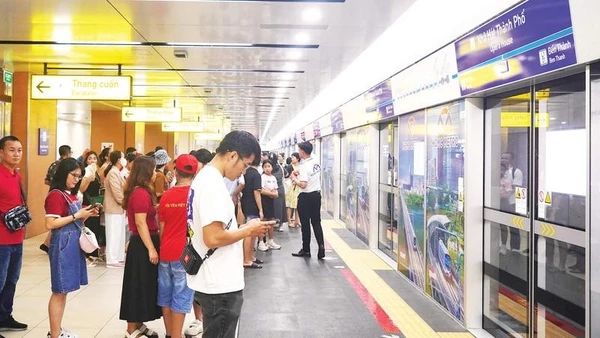 Hành khách lựa chọn đi tuyến metro số 1 Bến Thành-Suối Tiên như phương tiện quen thuộc mỗi ngày.
