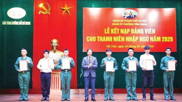 Lãnh đạo phường Vĩnh Hưng trao quyết định kết nạp Đảng cho bảy quần chúng ưu tú là tân binh nhập ngũ năm 2026.