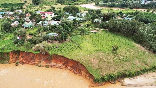 Sạt lở bờ sông Pô Kô ngày càng nghiêm trọng, nguy cơ mất vùng đất sản xuất nông nghiệp xã Dục Nông.