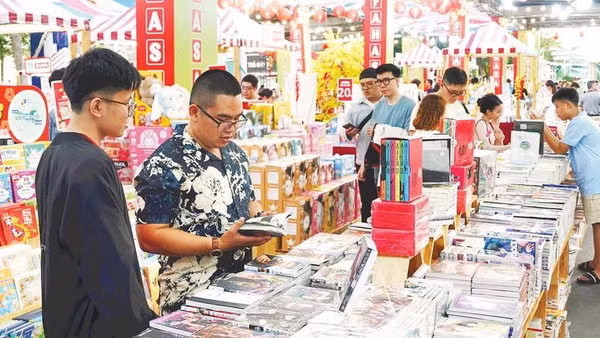 Lễ hội Đường sách Tết Bính Ngọ thu hút đông đảo bạn đọc, du khách tham quan.