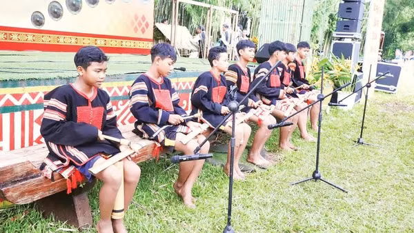Các thiếu niên người Ê Đê ở Đắk Lắk biểu diễn diễn tấu Ching kram.