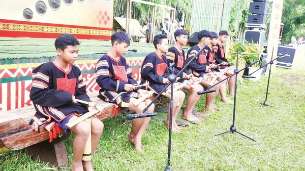 Các thiếu niên người Ê Đê ở Đắk Lắk biểu diễn diễn tấu Ching kram.
