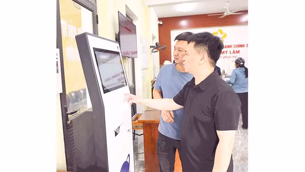 Người dân lấy số thứ tự thực hiện thủ tục hành chính tại Trung tâm Hành chính công phường Mỹ Lâm.