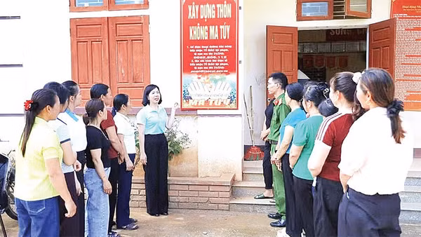 Phụ nữ xã Yên Bình tuyên truyền xây dựng thôn không ma túy.