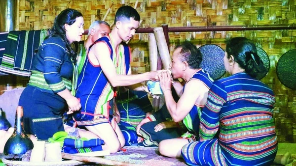 Nghi thức trong lễ báo hiếu của dân tộc Mnông ở huyện Đam Rông, tỉnh Lâm Đồng.