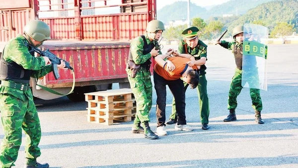 Bộ đội Biên phòng tỉnh Lào Cai (Việt Nam) và Chi đội Quản lý biên giới Hồng Hà (Trung Quốc) phối hợp diễn tập phòng, chống xuất, nhập cảnh trái phép.