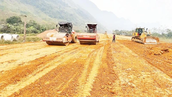 Nhờ quản lý tốt các mỏ trên địa bàn nên việc cung cấp đất đắp cho dự án đường Hòa Bình-Mộc Châu triển khai mặt bằng hiệu quả.